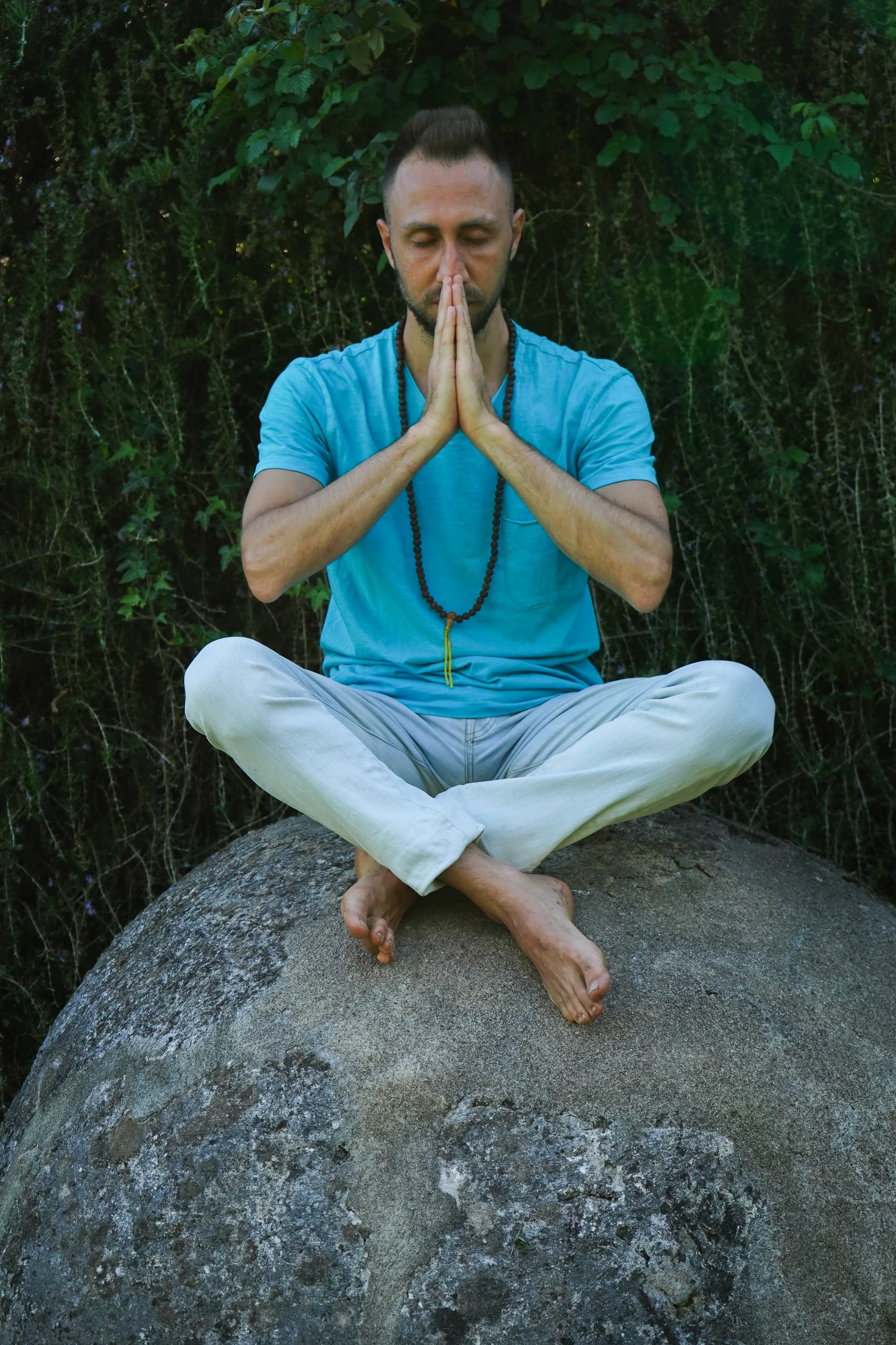 Riconnessione meditativa sulle rocce del lago alpino