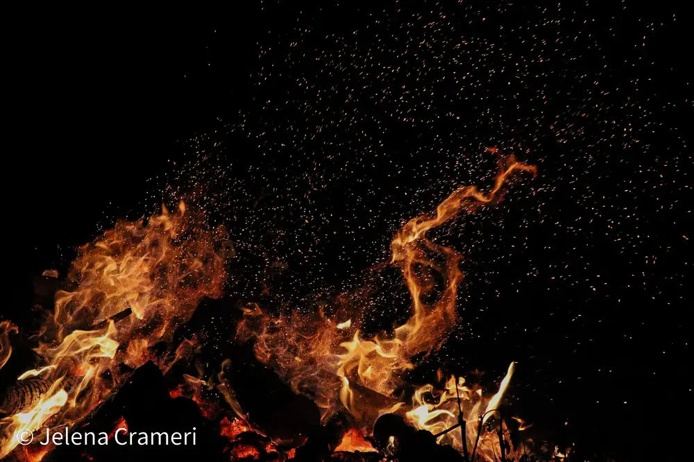 Scintille di un falò cerimoniale nella notte